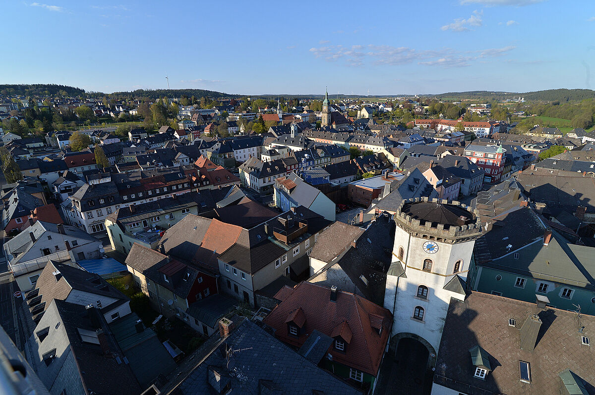 Foto der Stadt Wunsiedel aus der Vogelperspektive. Im Vordergrund ist das Koppetentor zu sehen.